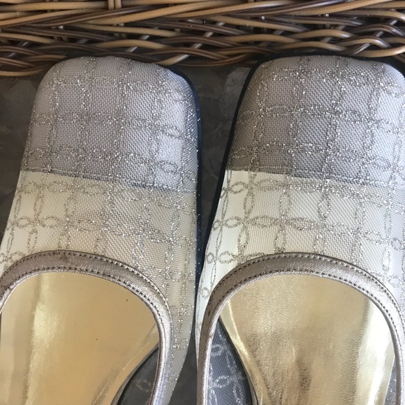 Gold shoes - Picture 2 of 5